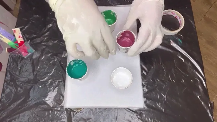 Make a dragon's blood painting with the help of a coffee cup